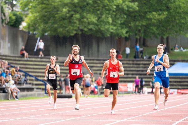 Vincente Graiani (LG Stadtwerke Muenchen), Fabian Dammermann (LG Osnabrueck), Jonas Breitkopf (LG Olympia Dortmund) und Torben Junker (TV Wattenscheid 01) auf der Zielgeraden ueber 400m am 04.06.2022 waehrend der Sparkassen Gala in Regensburg